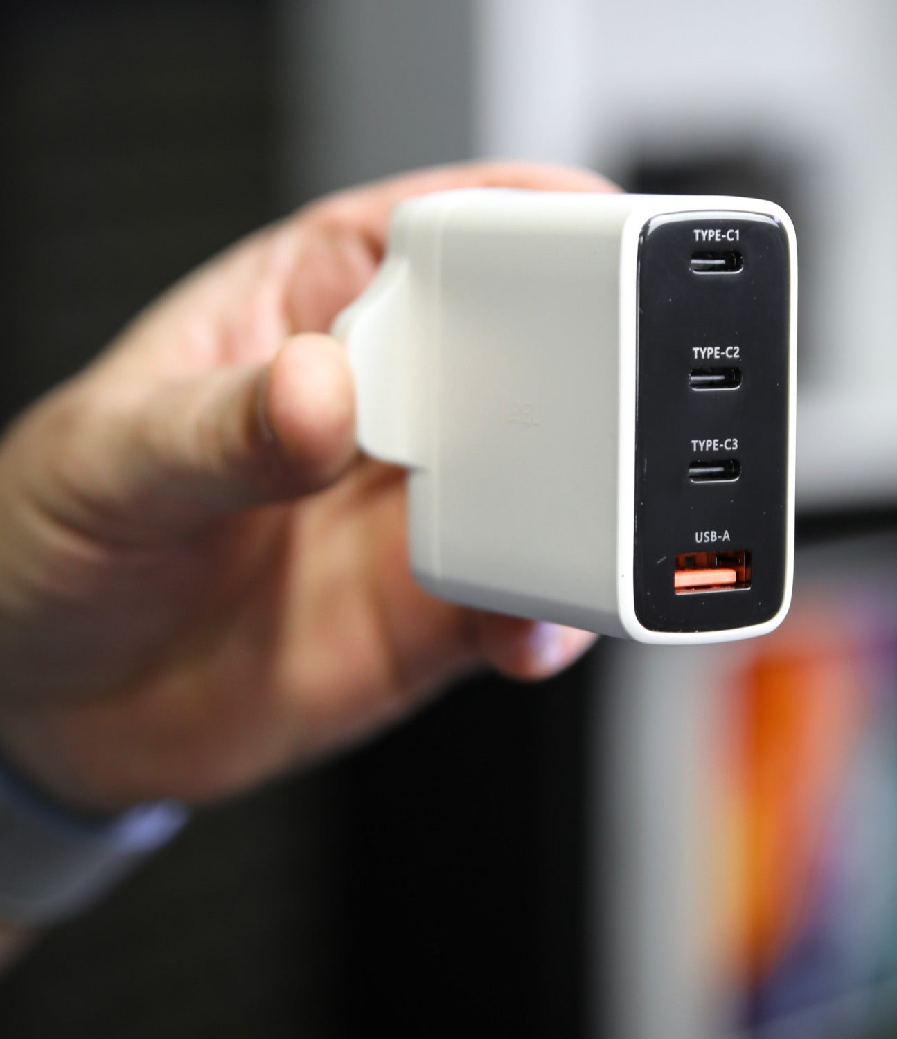 شاحن حائط فائق السرعة من ليزل بقوة 100 واط بأربع منافذ USB بتقنية GaN | أبيض شاحن حائط فائق السرعة من ليزل بقوة 100 واط بأربع منافذ USB بتقنية GaN | أبيض